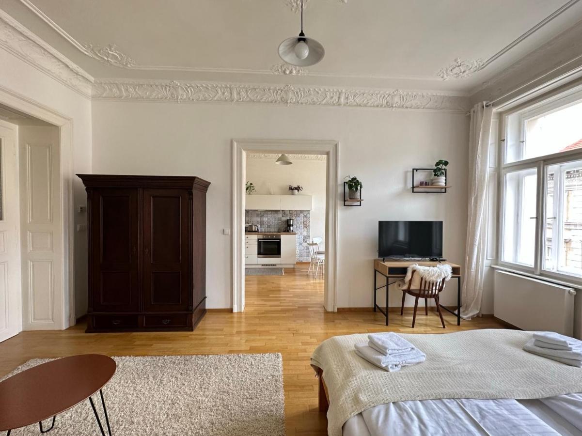 Apartment 3bdr Bohemian Style Flat With Balcony Prague