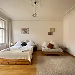 3Bdr Bohemian Style Central Flat With Balcony