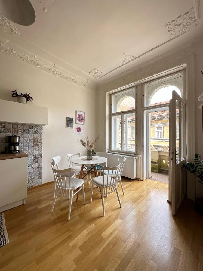 3bdr Bohemian Style Flat With Balcony