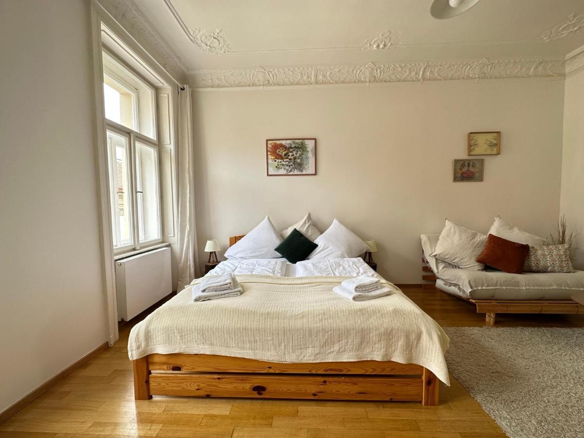 3bdr Bohemian Style Flat With Balcony Apartment