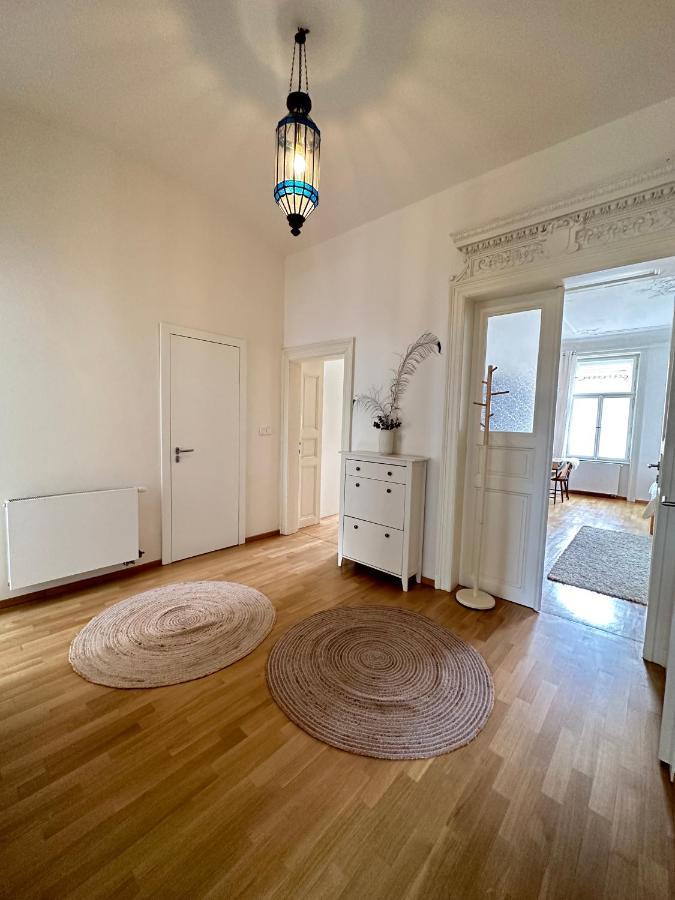 Apartment 3bdr Bohemian Style Flat With Balcony