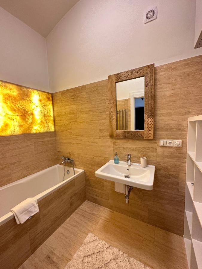 Apartment 3bdr Bohemian Style Flat With Balcony *